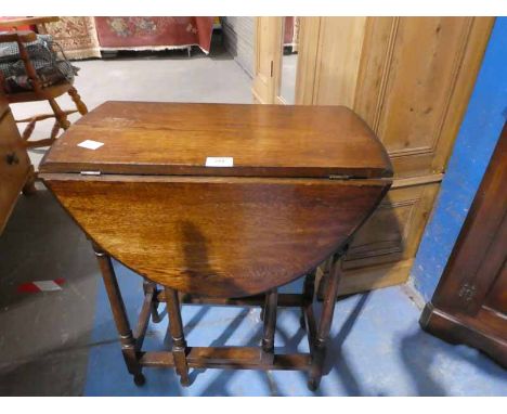 A small drop leaf gate leg Table