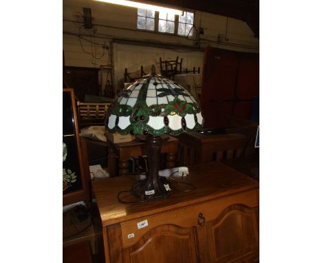 TIFFANYS STYLE LAMP 