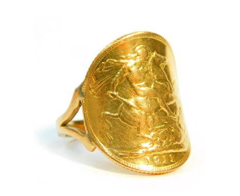 A George V gold sovereign, 1911, formed into a ring with a yellow metal mount, size P, 10.0g.