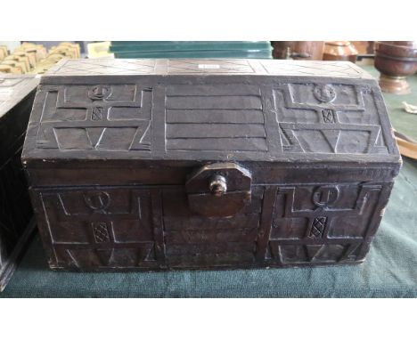 Tribal carved wooden trunk - Approx size W: 59cm D: 40cm H:34cm 