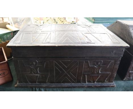 Tribal carved wooden trunk - Approx size W: 61cm D: 39cm H: 27cm 
