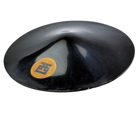 dating: Period (1603-1867) provenance: Japan, Light kanshitsu structure, flat, black-lacquered surface. Beautiful, gold Maru-