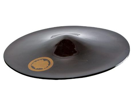 dating: Period (1603-1867) provenance: Japan, Light kanshitsu structure, flat, black-lacquered surface. Beautiful, gold Maru-