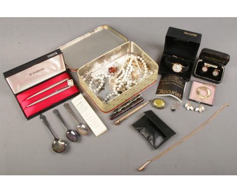 A tin of costume jewellery and pens. Includes 14ct gold nib fountain pen, cased Parker two pen set, beads, blue John pendant 