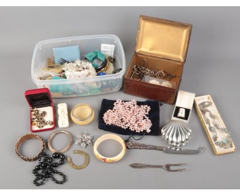 A box of mostly costume jewellery. Includes bangles, beads, compacts, brooches, etc.  