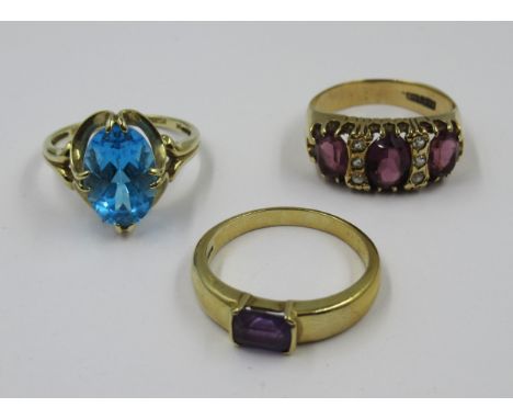 9ct Gold three stone dress ring, 9ct gold dress ring set large single blue stone, together with a 9ct gold and amethyst ring,