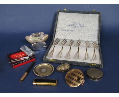 Mixed bijouterie lot to include 18ct gold and horn cigarette holder, Italian white metal nutmeg holder in the form of sweet c