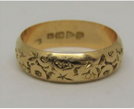 18ct wedding ring with cast foliate decoration, size R/S, 5.3g