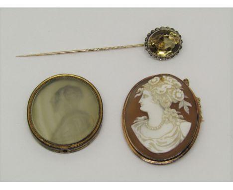 Mixed group comprising a yellow metal cameo brooch depicting a lady with flowers in her hair, a faceted citrine stick pin and