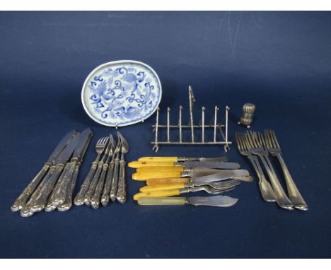 Matched set of four Georgian Old English silver table forks, together with a further pair of Victorian silver fiddle pattern 