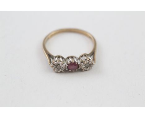 9ct gold crown set ruby and diamond trillogy ring (2g)