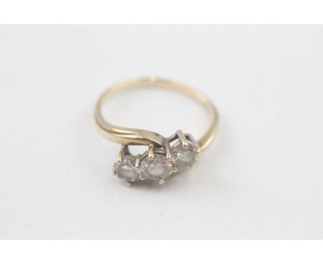 9ct gold vintage cubic zirconia three stone ring (2.3g)