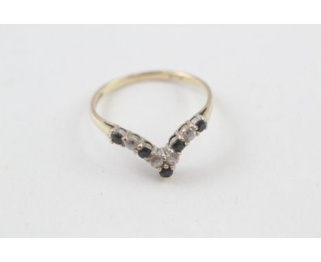 9ct gold sapphire and cubic zirconia set wishbone chevron eternity ring (1.7g)