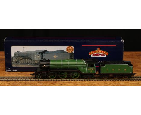 Bachmann Branch-Line OO Gauge 31-550A LNER V2 2-6-2 'Green Arrow' locomotive and six wheel tender, LNER green livery, No.4771