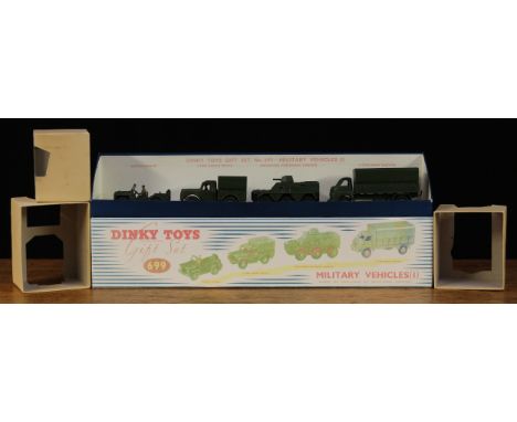 Dinky Toys Gift set 699, Military vehicles (1), comprising 621 3-ton army wagon; 641 1-ton cargo truck; 674 Austin Champ; 676