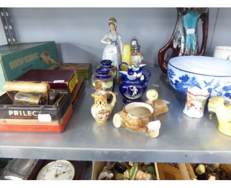 A COLLECTION OF SMALL CERAMIC ITEMS TO INCLUDE; ISLE OF MAN CRESTED JUG, CONTINENTAL FIGURE OF A GIRL; BIRD ON BRANCH AS A BO
