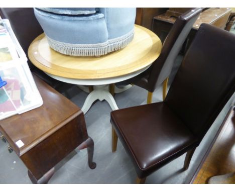 A CIRCULAR LIGHT OAK KITCHEN TABLE, RAISED ON A WHITE PAINTED COLUMN BASE AND FOUR BROWN LEATHERETTE DINING CHAIRS (5) 