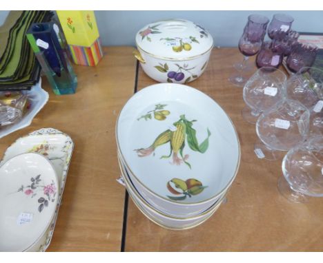 ROYAL WORCESTER 'EVESHAM' OVEN TO TABLE WARE;  LARGE CIRCULAR TUREEN AND COVER AND THREE OVAL SERVICE PLATTERS (4) 