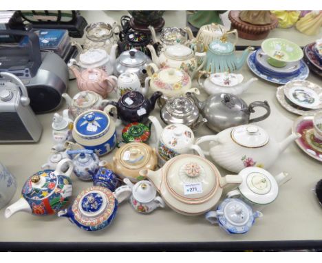 A COLLECTION OF TEAPOTS TO INCLUDE COPELAND SPODE, JASPERWARE, ARTHUR  WOOD, JAMES DIXON PEWTER EXAMPLE, HEINRICH ETC... AND 