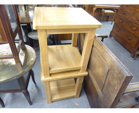 A PAIR OF GOOD QUALITY LIGHT OAK SQUARE OCCASIONAL TABLES, WITH UNDERTIER (2)