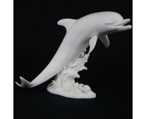 Tierfigur "Delphin" - Goebel, Entwurf von Gerhard Skrobek (1922-2007), weißes Biskuitporzellan, auf der naturalistischen Plin