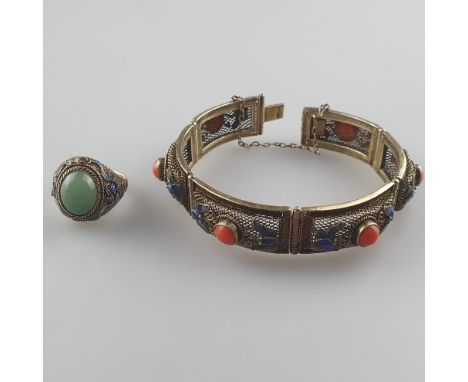 Silberarmband mit Schmetterlingsmotiven &amp;amp; Jadering - China,-sechs gewölbte vergoldete Silberglieder, netzartig durchb