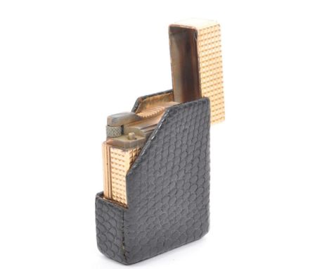 Du Pont - A vintage 20th century French gold plated Du Pont cigarette lighter. The lighter having engine turned decoration to