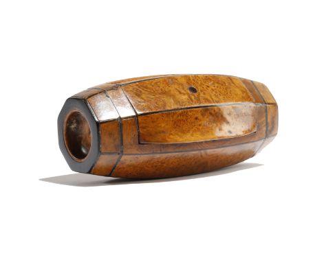 A 19TH CENTURY BURR WALNUT BARREL SNUFF BOX c.1820-30 of faceted form with ebonised decoration, with a hinged lid and horn li