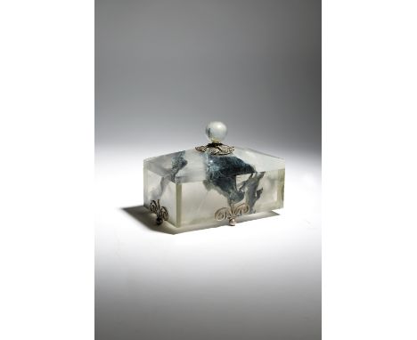 AN AGATE CASKET c.1930-50 with silver plated mounts, the hinged lid with a ball finial 17cm wide