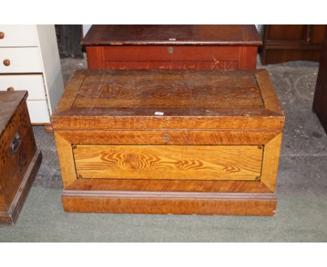 Scumbled pine bedding chest or trunk, 54 cm high x 97 cm x 48 cm