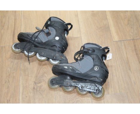 Pair of black size 9 roller blades