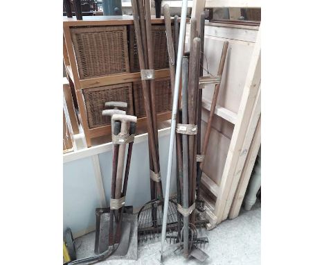 4 bundles of garden tools 