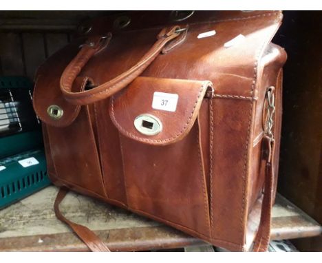 A vintage leather carrier bag in Gladstone manner 