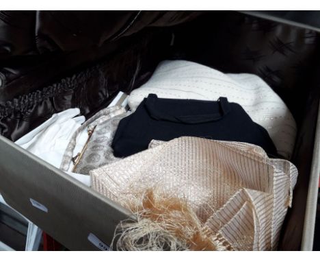 A vintage case containing few ladies fashionware 