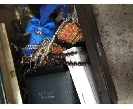 A wooden box of misc vintage jewellery to include lotus pearls, Bohemian crystals, diamantes, necklaces, brooches, etc 