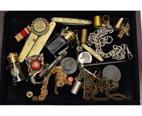 A WOODEN BOX OF ASSORTED ITEMS, to include two small glass ink jars, a Scottish white metal and hardstone brooch, fitted with