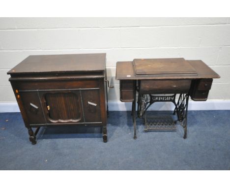 A VINTAGE SINGER TREADLE SEWING MACHINE, width 93cm x depth 47cm x height 79cm, and an unbranded oak cased gramophone, width 