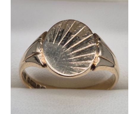 9ct yellow gold signet ring. Sun burst design. 5 grams. Ring size W. 