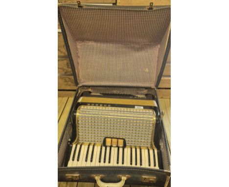 Hohner Arietta IM Ultra Lightweight Accordion in fitted travel case 
