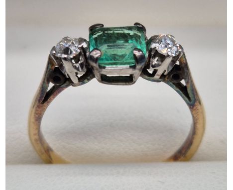 Antique 18ct &amp; Platinum Emerald and diamond stone ring. 0.15CTS. 3.56grams. Ring size P. 
