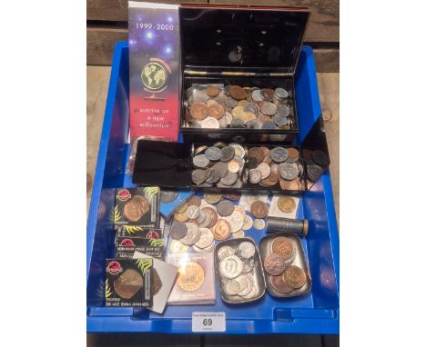 A Tray pf mixed world coins and collectable coins; 1797 George III Cartwheel coin, 1790 Edinburgh Halfpenny, various silver V