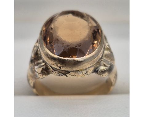 Victorian gilt metal and citrine gem stone ring. Moulded claw shoulders. Ring size L. 