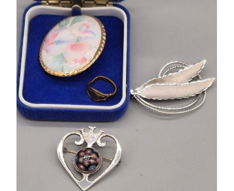 Selection of jewellery; Aynsley brooch, Gilt metal ring, Silver leaf brooch and Edinburgh silver and Caithness glass Luckenbo