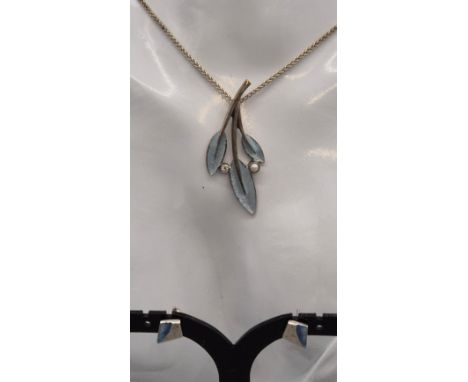 Edinburgh Silver Sheila Fleet Rowan pendant with chain and box. Together with a pair of Sheila Fleet Earrings with box. 