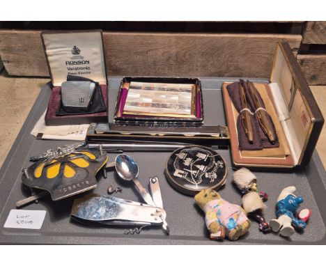 Tray of collectable odds; AA Car badge, Ronson Varatronic lighter, Cross gold plated boxed pen set, Compact and other items