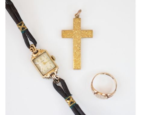 An Edwardian 9ct gold cross pendant, with engraved floral decoration, plain polished sides and pendant loop, 4cm long, hallma