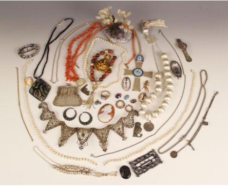 A collection of jewellery, to include a strand of coral beads, a stick coral necklace, a large red stone set brooch, sunstone