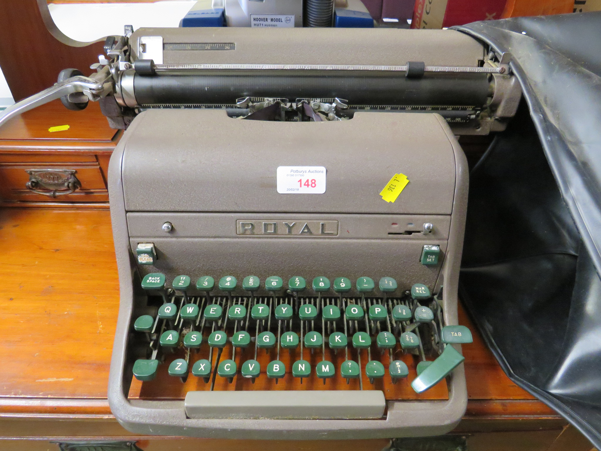 VINTAGE ROYAL MANUAL TYPEWRITER