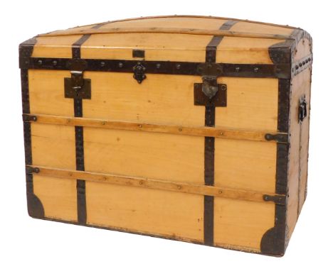 An early 20thC domed beech travelling trunk, with wooden and metal strap work, bearing plaque for Articles de Voyage Ruel Jeu