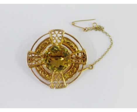 9 carat gold open work Celtic brooch with a claw set citrine to centre, Edinburgh hallmarks, 4cm wide 
